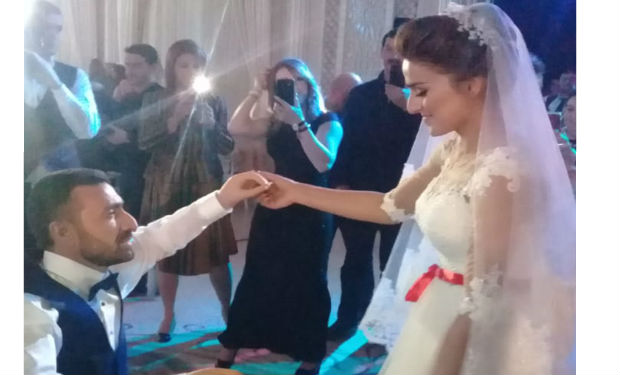 Gəlinin bəylə rəqsi hər kəsi qəhərləndirdi