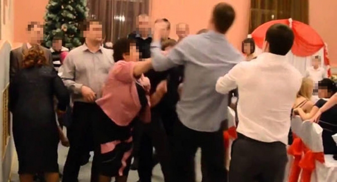 Bakıda toyda qan su yerinə axdı - Fonaqrama oxuduğu üçün məşhur müğənnini döydülər