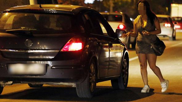 Yol qırağında dayanan transların biabırçı görüntüləri yayıldı