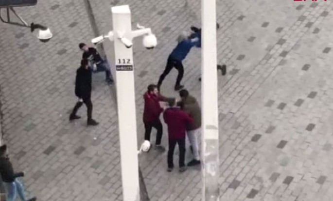 Şəhərin mərkəzində qızlara intim münasibət təklif edən ərəb turisti  döydülər