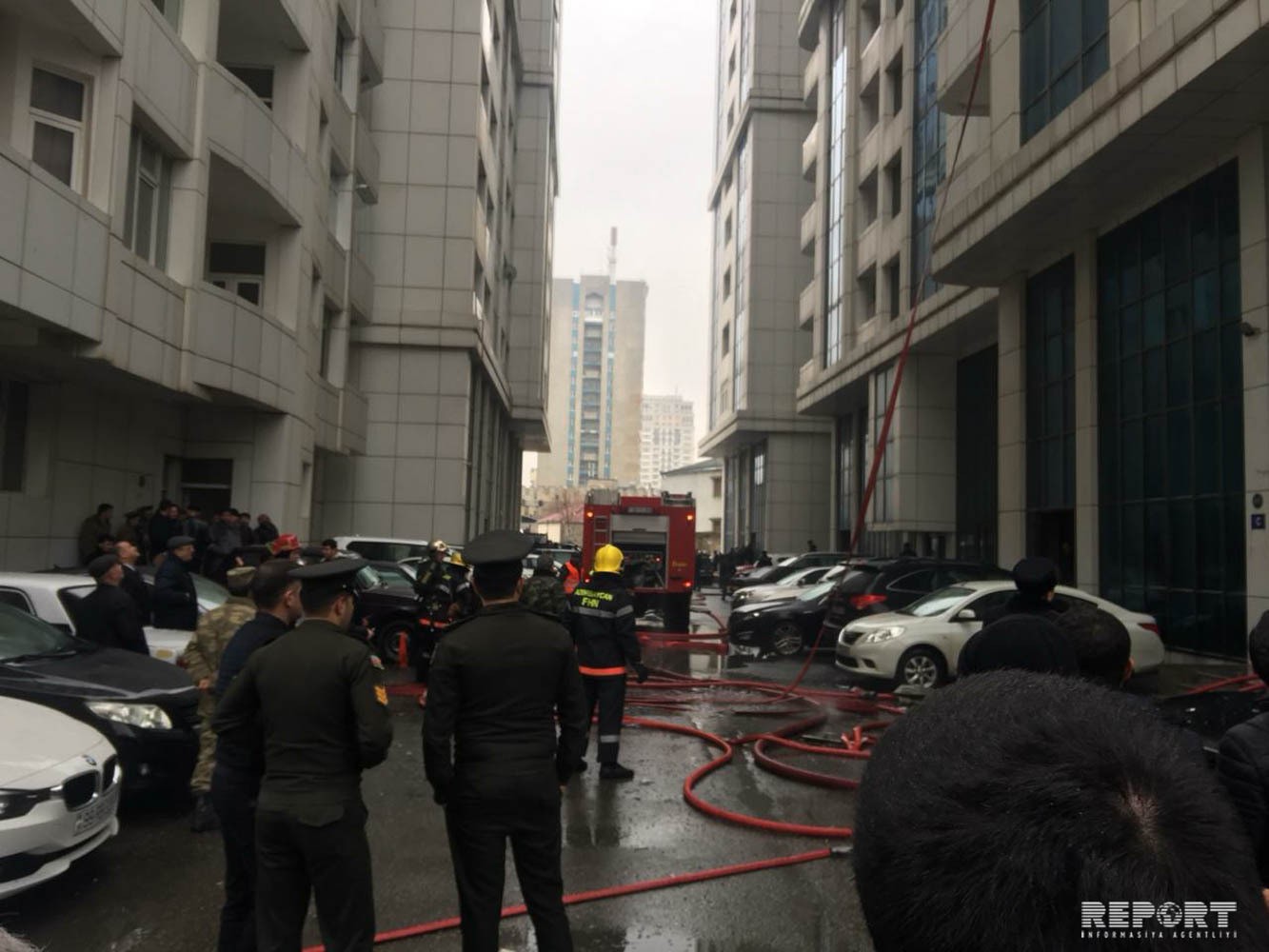 Bakıda bina yanır: bir ailə 14-cü mərtəbədə qalıb