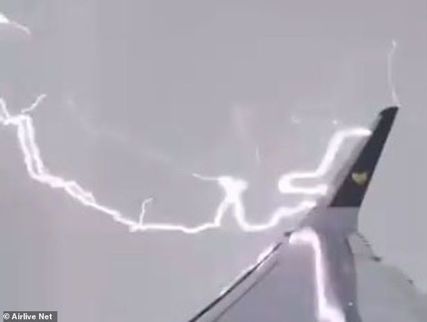 Təyyarəni havada  ildırım vurdu