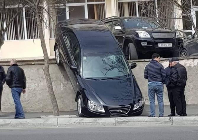 Maşını arxaya vermək əvəzinə,qabağa verdi...-Sürücü qadındır