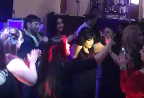 Azərbaycanda qızlar görün hansı mahnıya oynadı:\\\"Kazbekə şey basım zırranım...\\\"