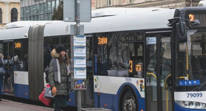 Rusca danışdığına görə sürücünün saçını yoldular