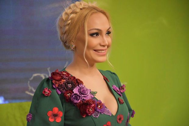 Nura Surinin Yataqda FOTOSU