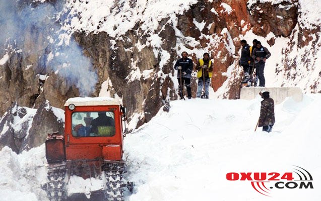 Xınalıq yolunda qar uçqunu oldu