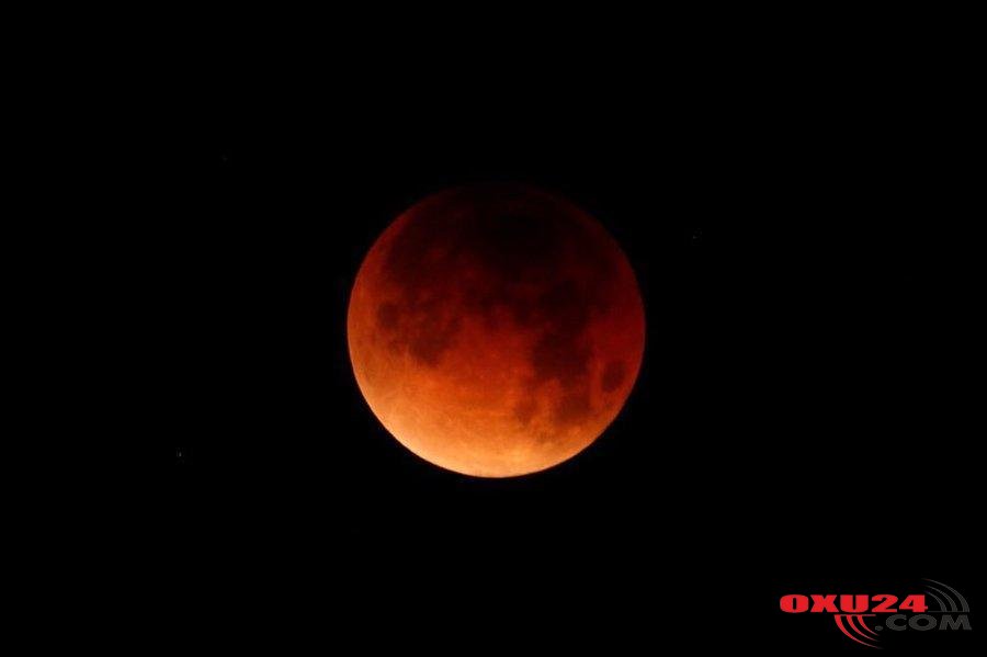 Yer sakinləri Super ay tutulmasını müşahidə edir