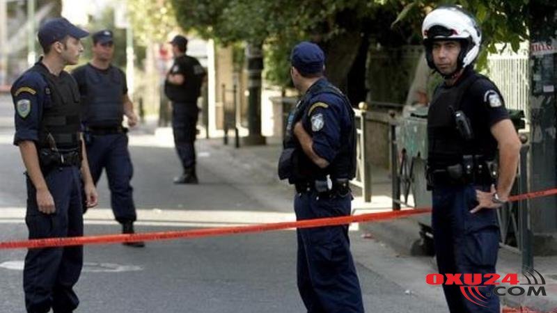 Rusiya səfirliyi qarşısında polislərə qumbara atdılar