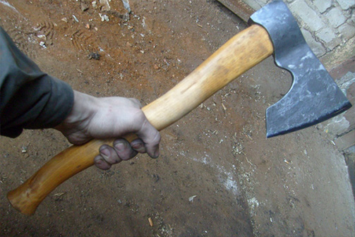 Bərdədə dəhşət: ər arvadını baltaladı