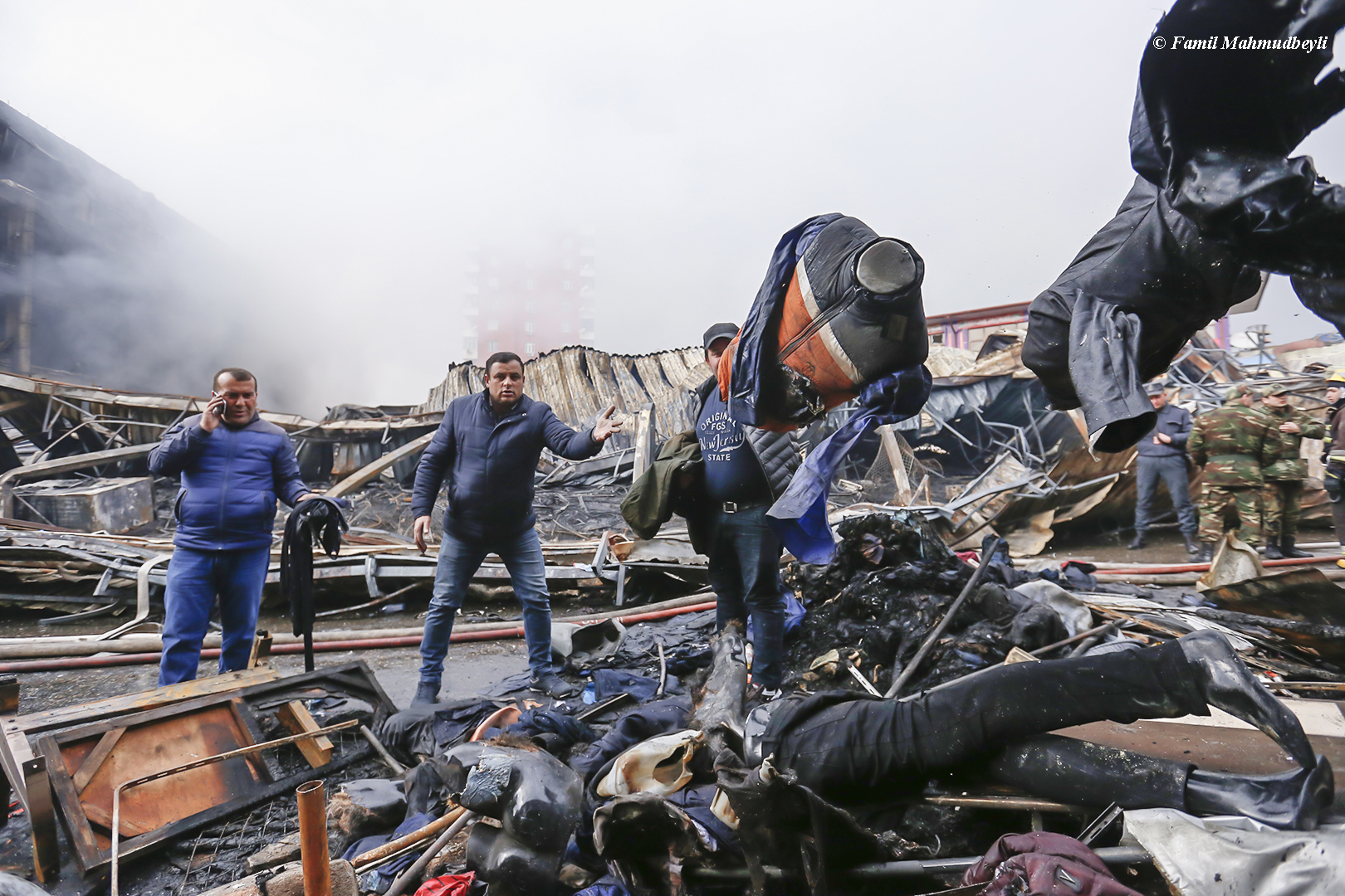 “Diqlas”da qəribə hadisə: bütün vitrin yansa da, Qurani-Kərim kitabı zərər görməyib – Fotolar