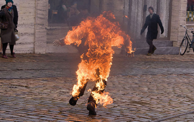 I qrup əlil özünü yandırmaq istədi, polislər də yaralandı