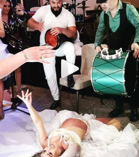 Rəqqasədən ehtiraslı video: Yerə yıxılıb sinəsini ...