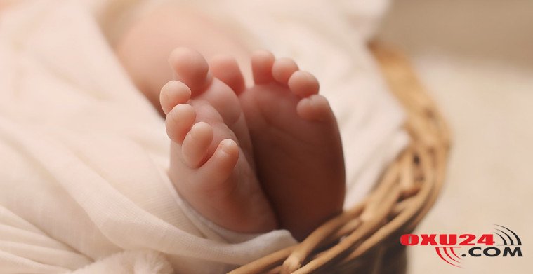 Məktəbli qız hamilə olduğunu doğuş zamanı bildi, körpəni divanın altında gizlətmək istədi