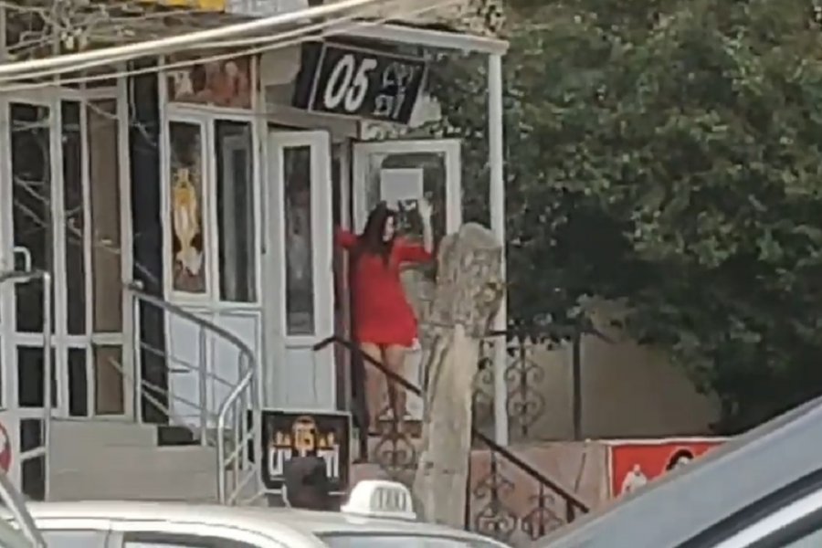 Bakıda çay evindən qızı çıxardıb hər kəsin gözü qarşısında...