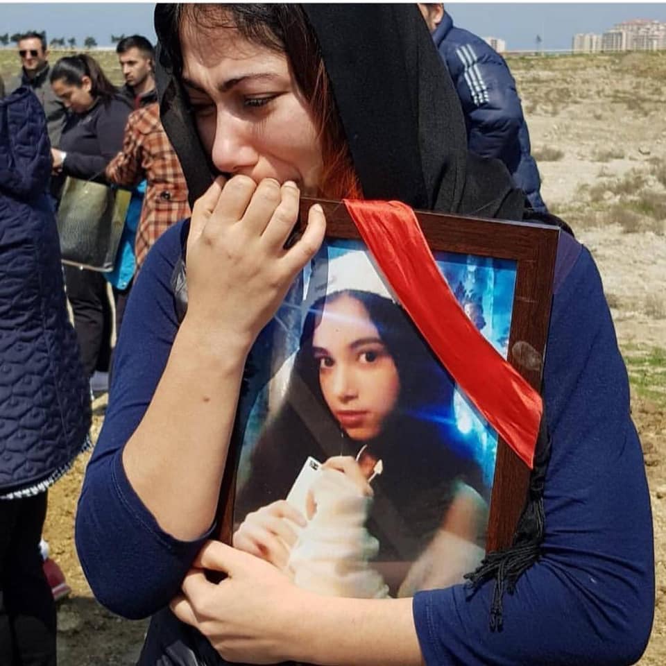 Мать Элины прокомментировала провокационные кадры, распространяемые в соцсетях