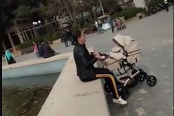 Bakıda parkda biabırçılıq edən qadına görün nə dedilər