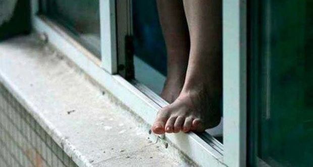 Bakıda özünü beşinci mərtəbədən atan qız ağaca ilişib sağ qaldı