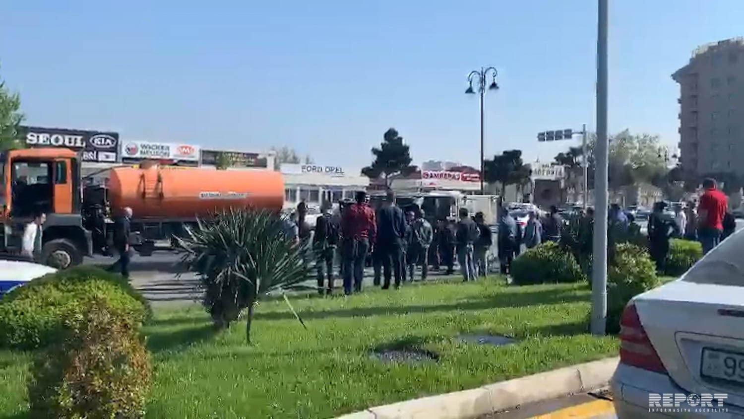 Bakıda dəhşətli qəza!Yük maşını aşdı,yol bağlandı