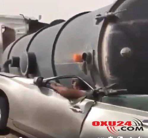 Dəhşətli qəza!Yük maşını milyonluq avtomobilin üstünə aşdı,sürücü içində qaldı