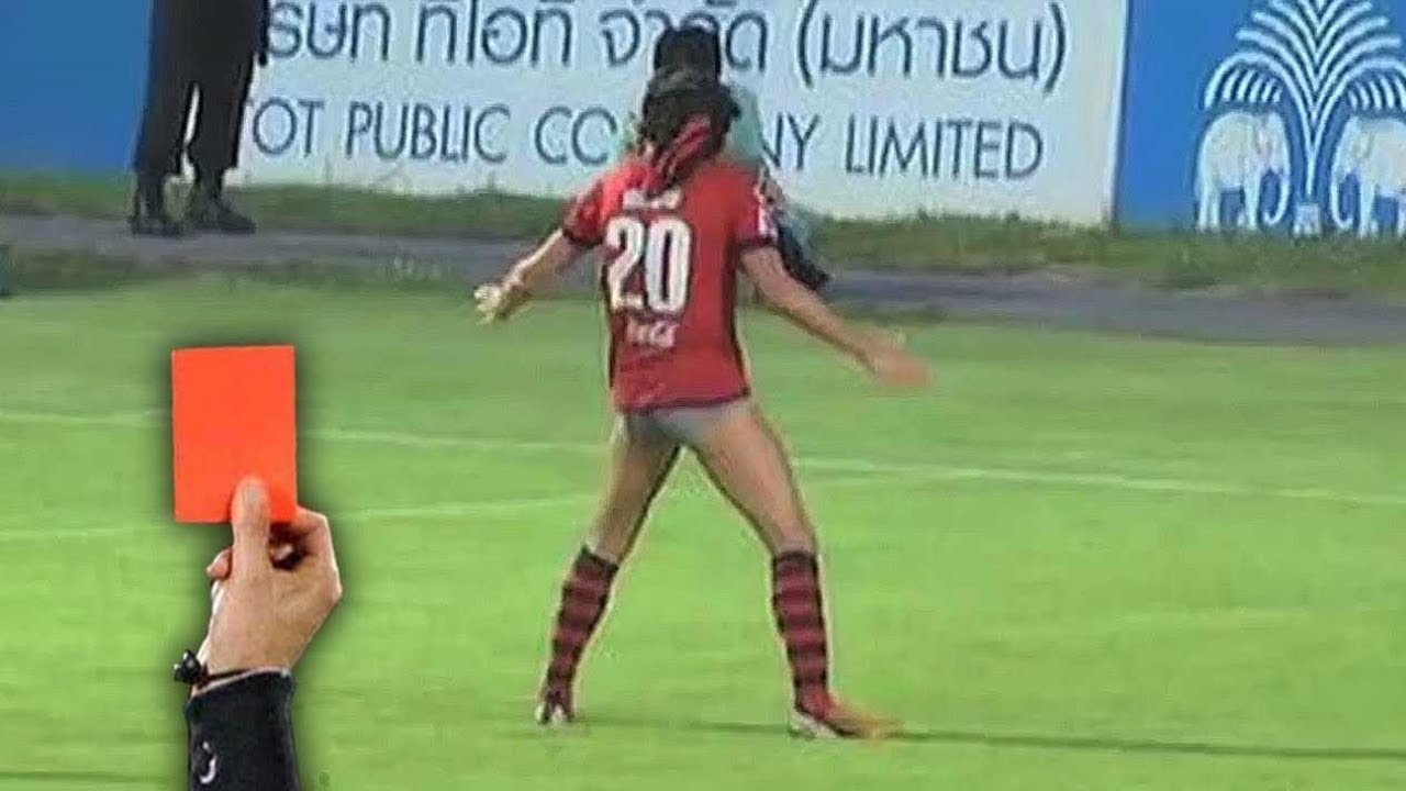 Futbolda biabırçı anlar: hakim qırmızı vərəqə verdi