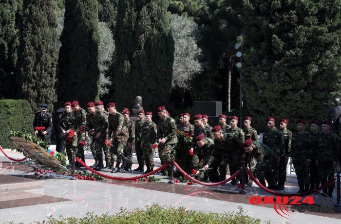 Əsgər Heydər Əliyev babasının məzarını ziyarət etdi - FOTO