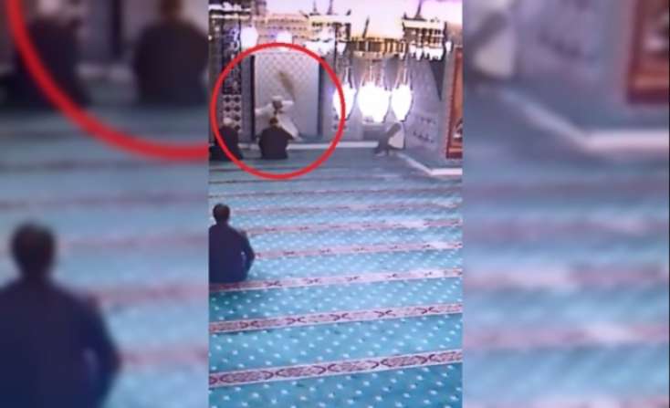 Məsciddə namaz sırasında görün nə oldu?