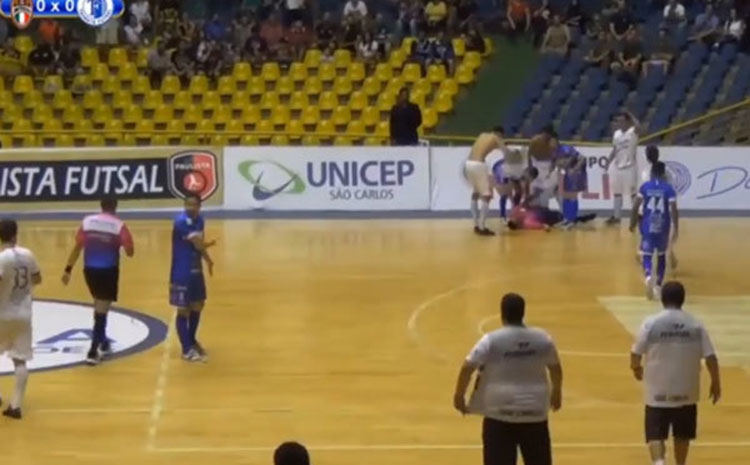 Hakim meydançada öldü,oyun dayandı