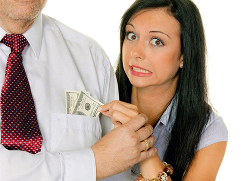 Ərinin cibində 5 min dollar götürüb xərclədi,polisə yalandan oğurlandığını dedi