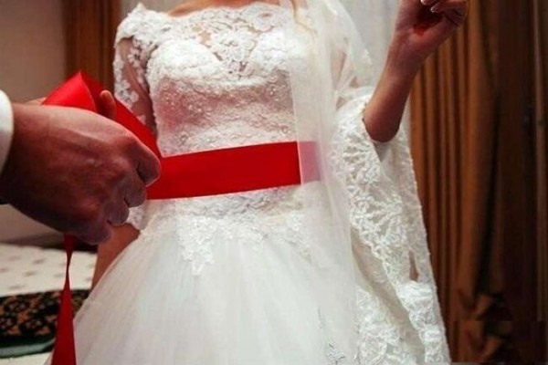 Azərbaycanlı evli qadın özünü bakirə qız kimi qələmə verib ərə getdi