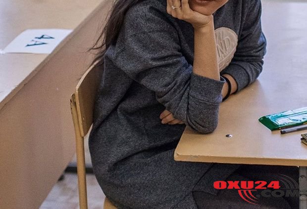 Bakı məktəbində qıza bez verildi - Aləm bir-birinə dəydi