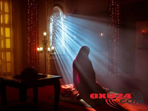 Qadınlar nisbətən uca səslə qılınmalı namazları o şəkildə qılmalıdırlar yoxsa səssiz?