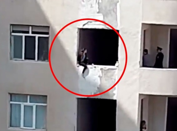 Nazirliyin binasından qadın özünü atdı