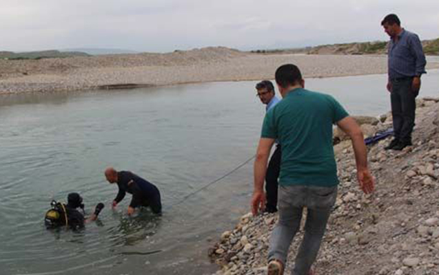 Azərbaycanda 3 yaşlı uşaqlar oynayarkən çaya düşdülər - Biri öldü