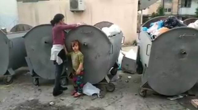 Bakıda ürəkdağlayan görüntü: 3 uşaq anası övladları üçün   zibillikdən çörək yığır