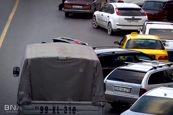 Bakıda insanlara çörək paylayan maşına 50 manat cərimə yazıldı