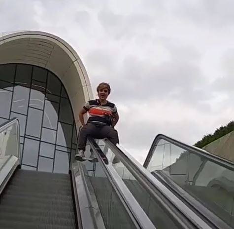 Bakıda qız eskalatorda görün nə etdi