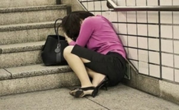 Bakıda gecənin qaranlığında şok görüntü: Kişi yolun ortasında qadını...