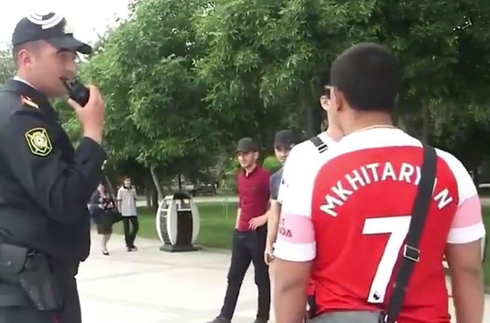 \\\"Arsenal\\\" azarkeşləri Bakıda Mxitaryanın maykalarında gəzirlər - VİDEO
