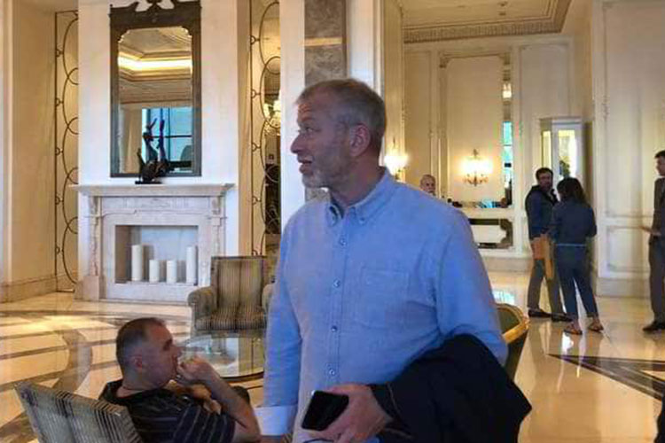 Məşhur milyarder Bakıdadır -Futbola baxacaq