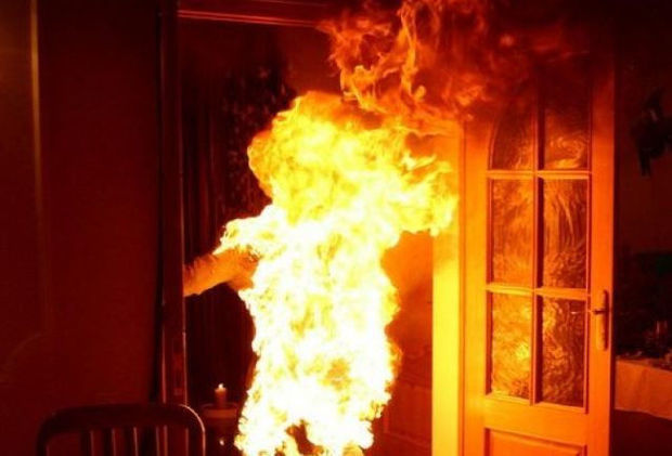 Saatlıda 73 yaşlı qadın benzin töküb, özünə od vurdu