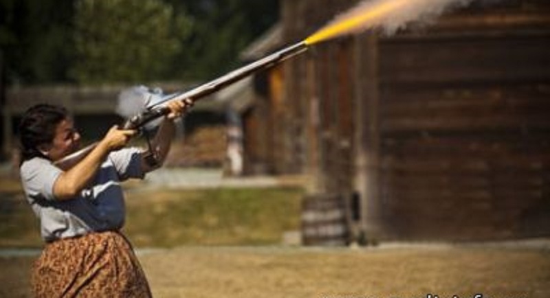 Hacıqabulda həyəcanlı anlar: Polislər evə girərkən silahlı qadın...