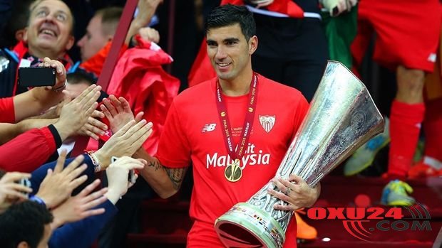 MƏŞHUR FUTBOLÇU AVTOMOBIL QƏZASINDA ÖLDÜ