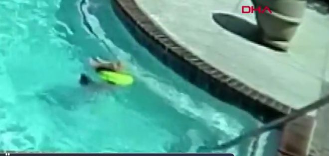 Boğulmaq üzrə olan 3 yaşlı qardaşını xilas etdi - Günün qəhramanı oldu