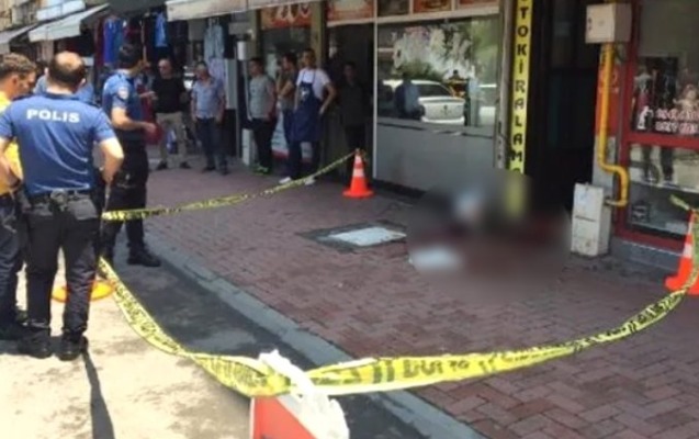 Küçənin ortasında qanlı olay - Boğazını kəsdi