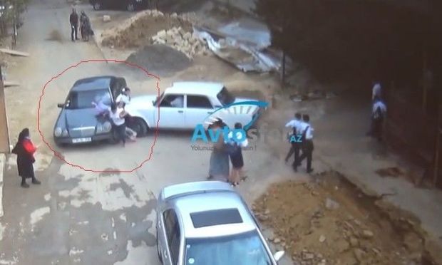 Bakıda  taksi sürücüsü maşını məktəblilərə çırpdı - DƏHŞƏTLİ GÖRÜNTÜLƏR