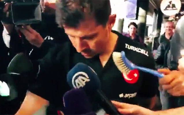 Türkiyə futbolçusuna mikrafon əvəzinə tualet fırçası uzatdı - ŞOK kadr