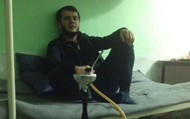 Azərbaycanlı kriminal avtoritetin həbsxanadan qalmaqallı görüntüsü yayıldı: Qəlyan çəkir...