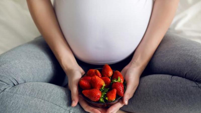 Çiyələk yemək uşağın cinsiyyətini dəyişdirir? - İNANMAYACAĞINIZ FAKTLAR