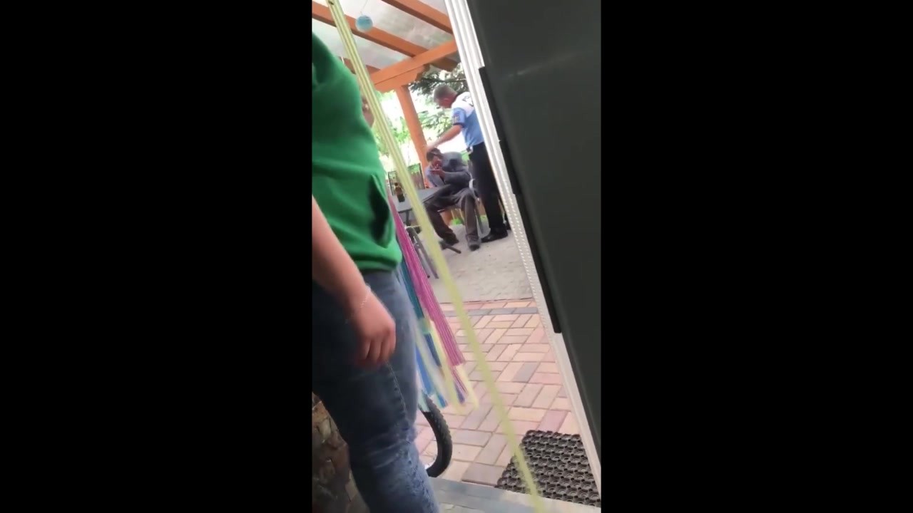 Polis restoranı tərk etməyən dilənçini “kəllələdi”